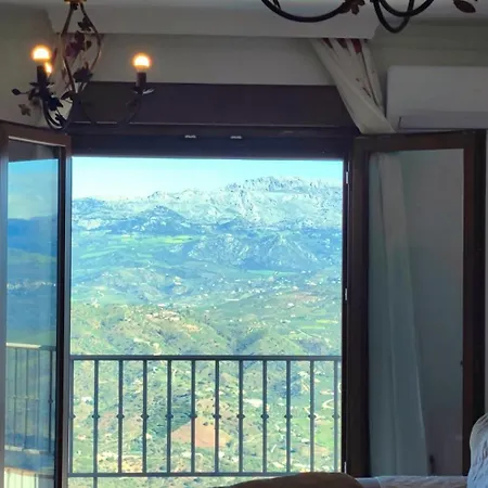 Casa Jose -beautiful Village House- Jacuzzi Included-views-bbq-aircon-wifi 度假居