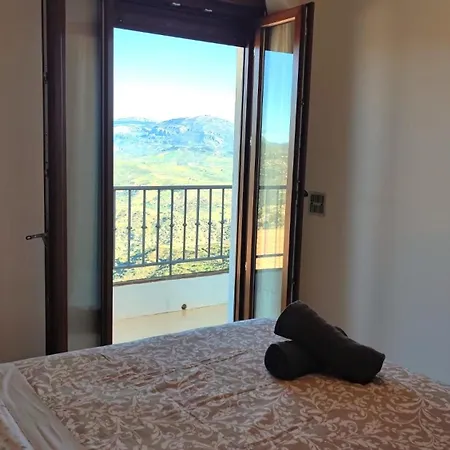 Casa Jose -beautiful Village House- Jacuzzi Included-views-bbq-aircon-wifi 度假居